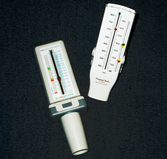 Peak-Flow-Messgeräte zur Diagnose und Therapieüberwachung bei Asthma (Urheber: Hosseman; Lizenz: gemeinfrei)