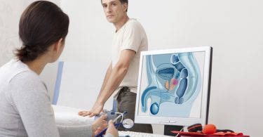Foto eines Mannes in einer Arztpraxis, der zur Prostatakrebs Vorsorge beraten wird