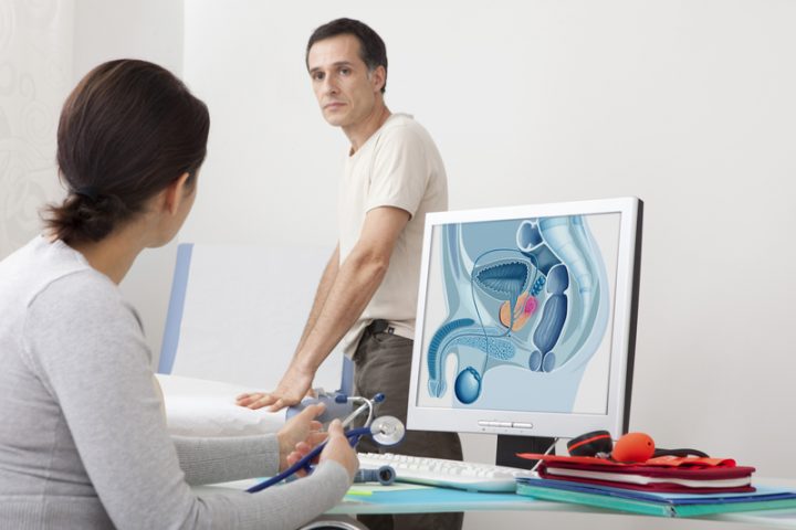 Foto eines Mannes in einer Arztpraxis, der zur Prostatakrebs Vorsorge beraten wird