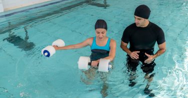 Foto von Frau bei einer Wassertherapie