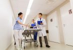 Foto: Patientin wird in den OP der Unfallchirugie gebracht.