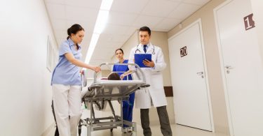 Foto: Patientin wird in den OP der Unfallchirugie gebracht.