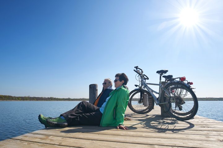 Seniorenpaar mit Fahrrad.