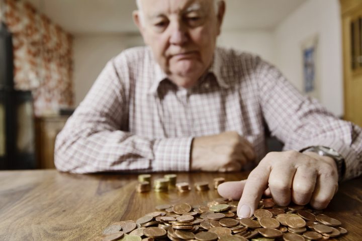 Senior zählt sein Kleingeld, Altersarmut