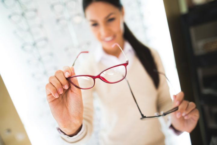 Frau mit Hornhautverkrümmung sucht eine passende Brille
