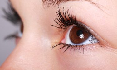 Müde Augen den Kampf ansagen – die Oberlidstraffung