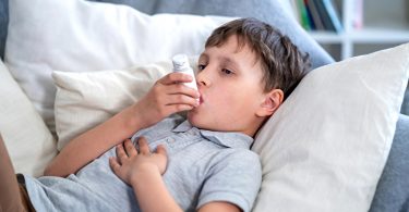 Kranker Junge mit Asthma-Allergie und Inhalator