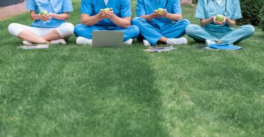 Bildunterschrift: Immer mehr Menschen achten nicht nur privat auf einen grünen Alltag, sondern legen auch bei der Jobsuche Wert auf Arbeitgeberinnen und Arbeitgeber, die nachhaltige Konzepte verfolgen. Green Hospitals könnten daher das Zünglein an der Waage sein, wenn es darum geht Bewerberinnen und Bewerber für den medizinischen Bereich vom eigenen Haus zu überzeugen.