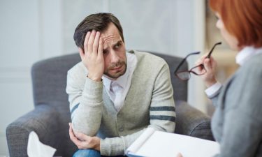 Das Stigma brechen: Wie psychologische Behandlung Männern helfen kann, Erektionsstörungen zu überwinden