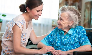 24-Stunden-Betreuung: Eine wertvolle Lösung für ein selbstbestimmtes Leben in den eigenen vier Wänden vor und nach einem Klinikaufenthalt
