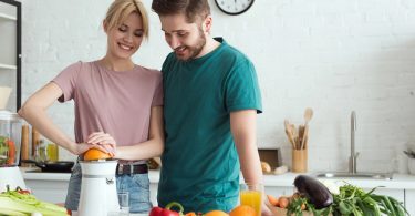 Junges Paar bereitet vitaminreiche Lebensmittel zu.