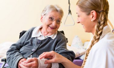 Wenn die Pflege zu Hause zur Belastung wird: Wie Angehörige durch polnische Pflegekräfte Entlastung finden.