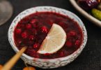 Schale mit Cranberrys und einer Zitronenscheibe