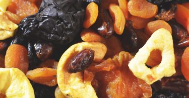 Gemischtes Trockenobst mit Aprikosen, Pflaumen, Datteln und Apfelringen in Nahaufnahme