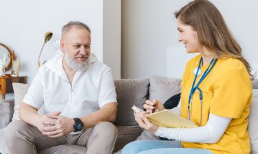 Intensivpflege zu Hause organisieren: Diese Fragen sollten bei der Wahl eines Pflegedienstes gestellt werden