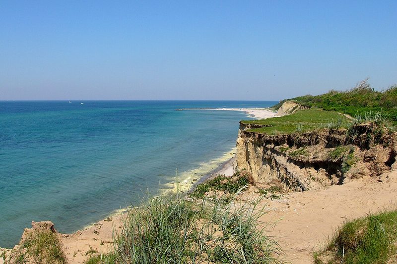 Steilk&uuml;ste und Strand am Darsser Weststrand (Ostseek&uuml;ste) nahe Ahrenshoop, Mecklenburg-Vorpommern.