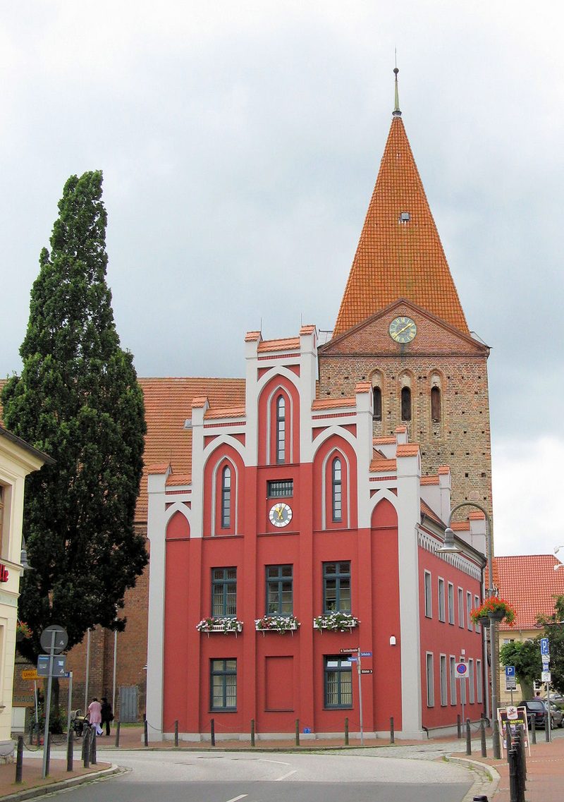 Rathaus und Kirche in Schwaan im Landkreis Bad Doberan, Mecklenburg-Vorpommern, Deutschland