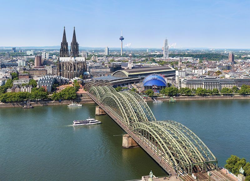 Blick vom K&ouml;lnTriangle auf die K&ouml;lner Innenstadt mit Dom, Hauptbahnhof und Hohenzollernbr&uuml;cke.