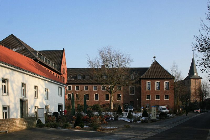 Die Wegberger M&uuml;hle mit Blick auf Kirche und Stadtverwaltung